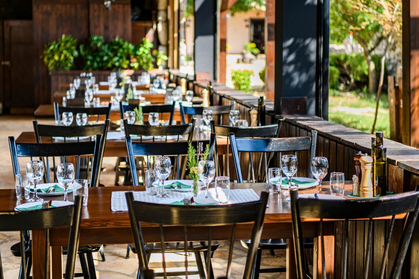 Restoran terasa s tradicionalnom dalmatinskom kuhinjom